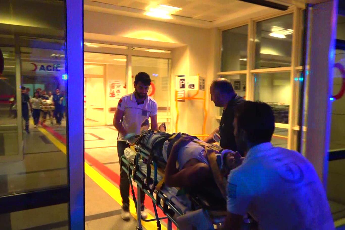 Siirt'in Pervari ilçesinde otomobilin şarampole yuvarlanması sonucu meydana gelen kazada 2 kişi yaralandı.